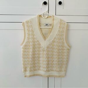JDY Cream V Neck Knit Vest Size Small